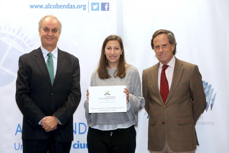 Representantes del consistorio y galardonada. 