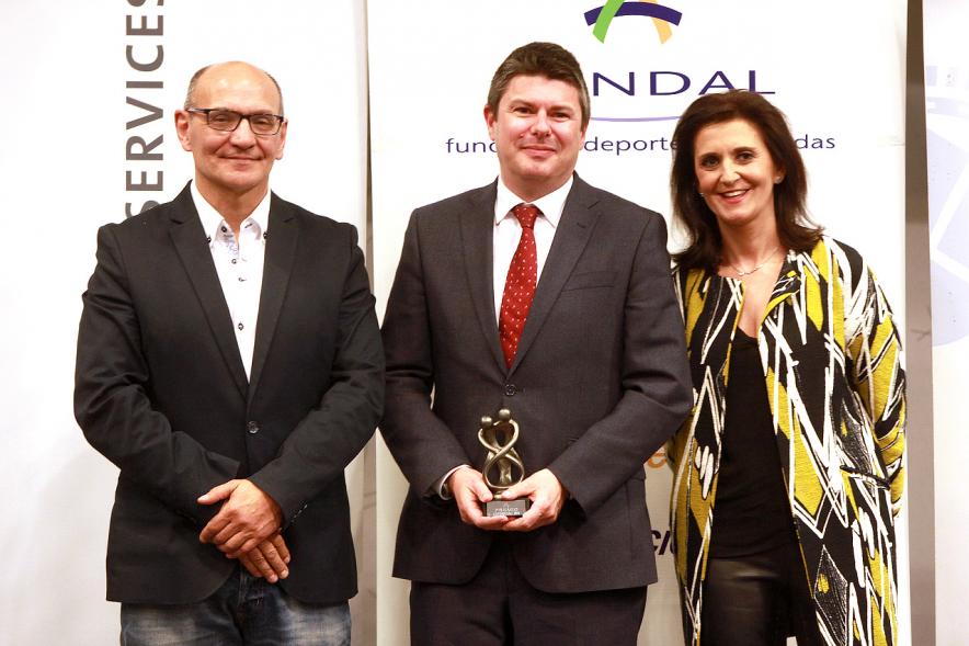 Exposocial FUNDAL 2016 - Imagen de un premiado posando delante del photocall de FUNDAL junto a otras personas.