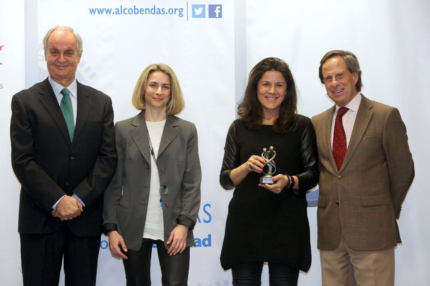 Representantes del consistorio y galardonada. 