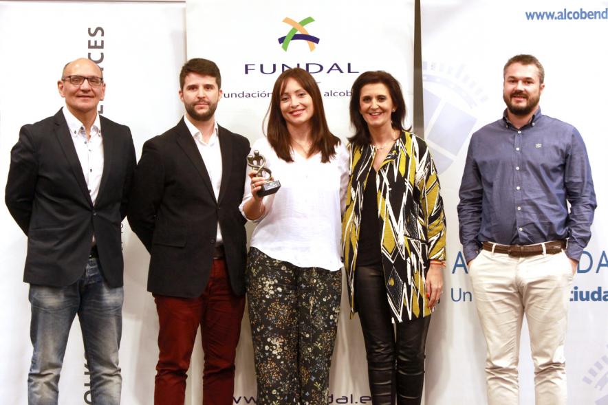 Exposocial FUNDAL 2016 - Imagen de una premiada posando delante del photocall de FUNDAL junto a otras personas.