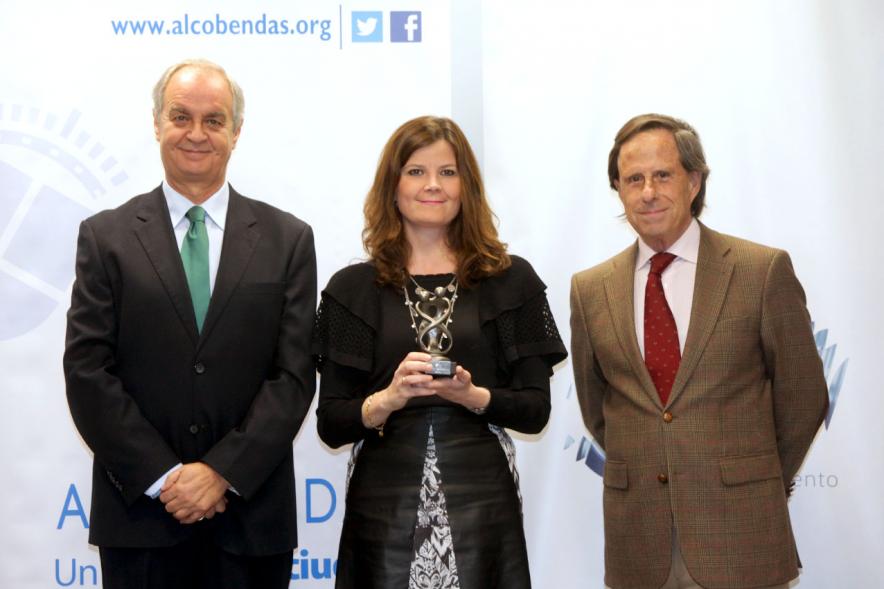 Representantes del consistorio y galardonada. 
