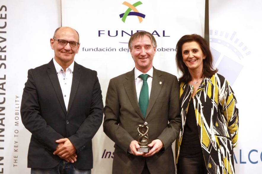 Exposocial FUNDAL 2016 - Imagen de un premiado posando delante del photocall de FUNDAL junto a otras personas.