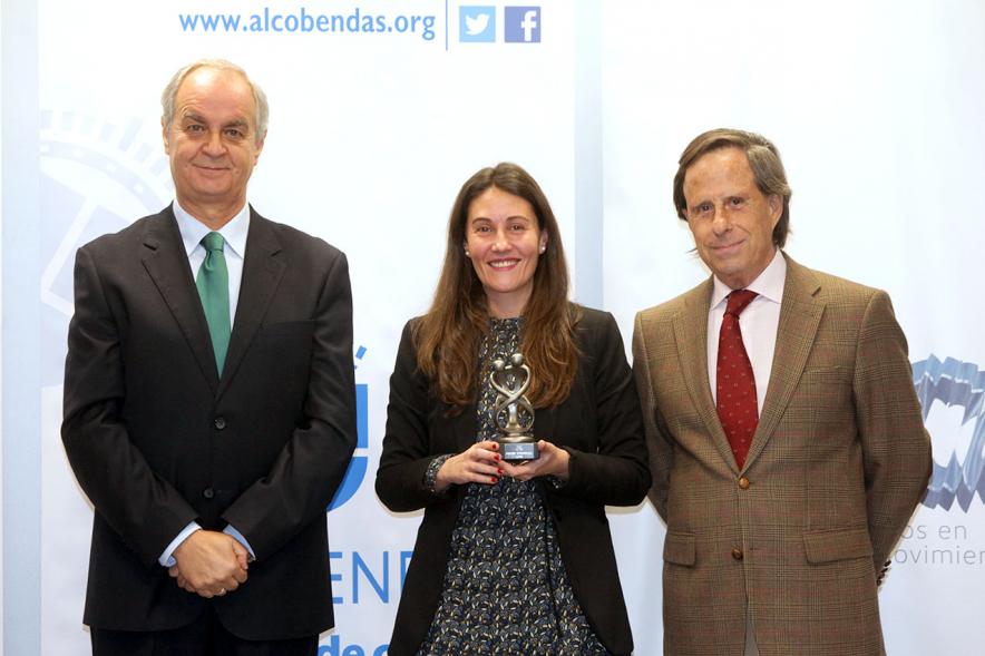 Representantes del consistorio y galardonada. 
