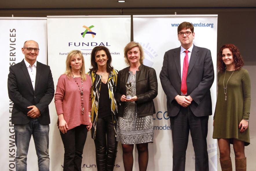 Exposocial FUNDAL 2016 -Imagen de una premiada posando delante del photocall de FUNDAL junto a otras personas..