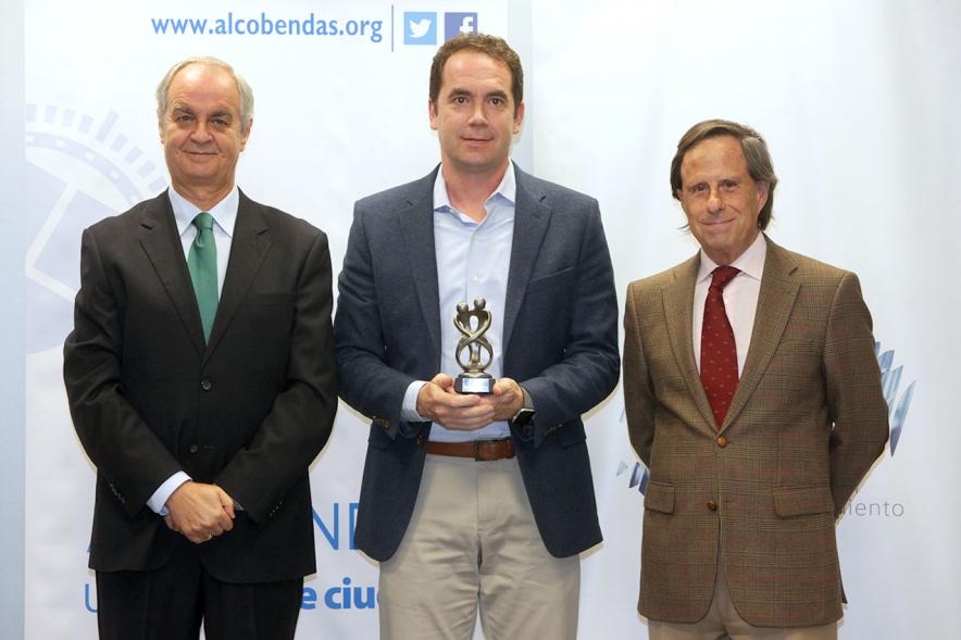 Representantes del consistorio y galardonado. 