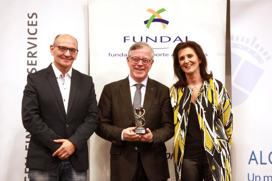 Exposocial FUNDAL 2016 - Imagen de un premiado posando delante del photocall de FUNDAL junto a otras personas.