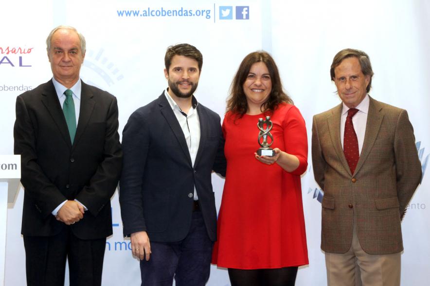 Representantes del consistorio y galardonada. 