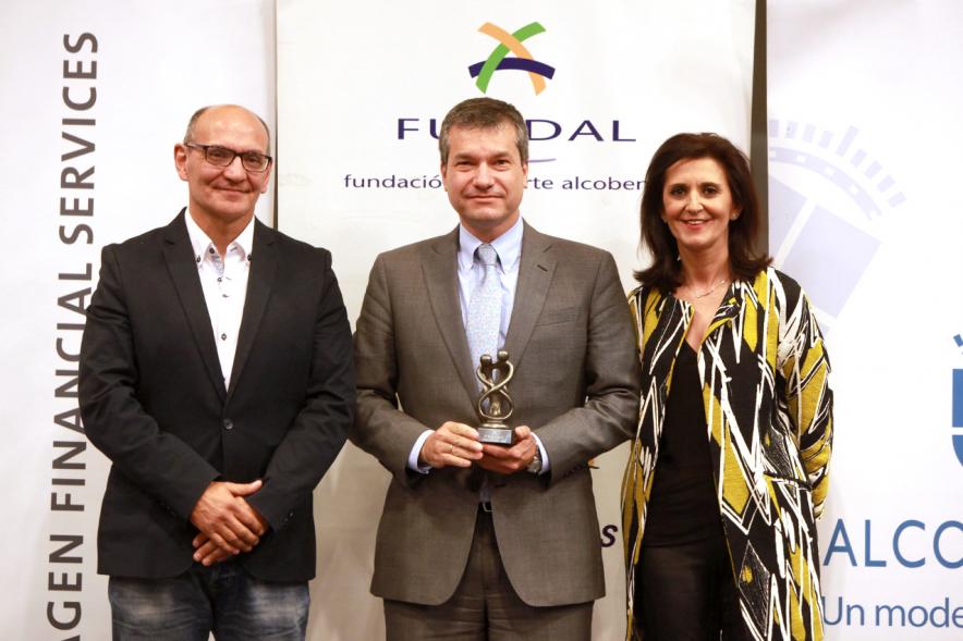 Exposocial FUNDAL 2016 - Imagen de un premiado posando delante del photocall de FUNDAL junto a otras personas.
