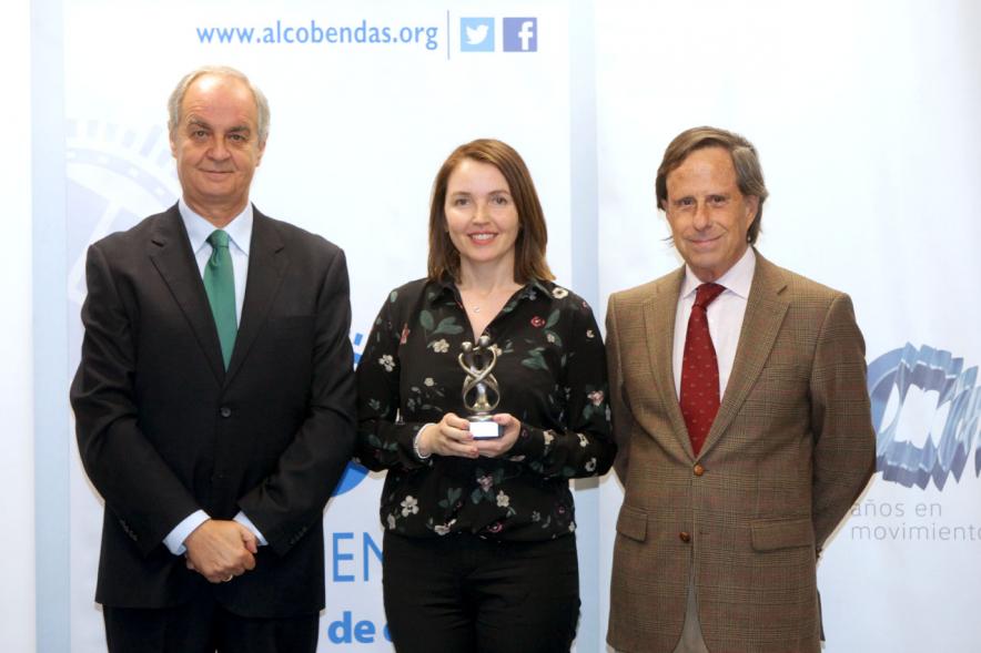 Representantes del consistorio y galardonada. 