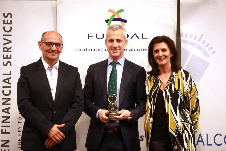 Exposocial FUNDAL 2016 - Imagen de un premiado posando delante del photocall de FUNDAL junto a otras personas.