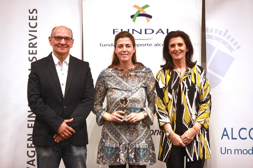 Exposocial FUNDAL 2016 - Imagen de una premiada posando delante del photocall de FUNDAL junto a otras personas.