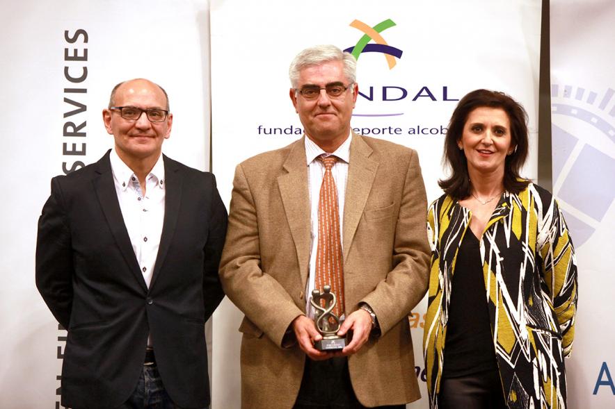 Exposocial FUNDAL 2016 - Imagen de un premiado posando delante del photocall de FUNDAL junto a otras personas.