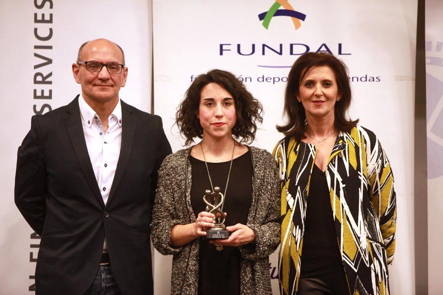 Exposocial FUNDAL 2016 - Imagen de una premiada posando delante del photocall de FUNDAL junto a otras personas.