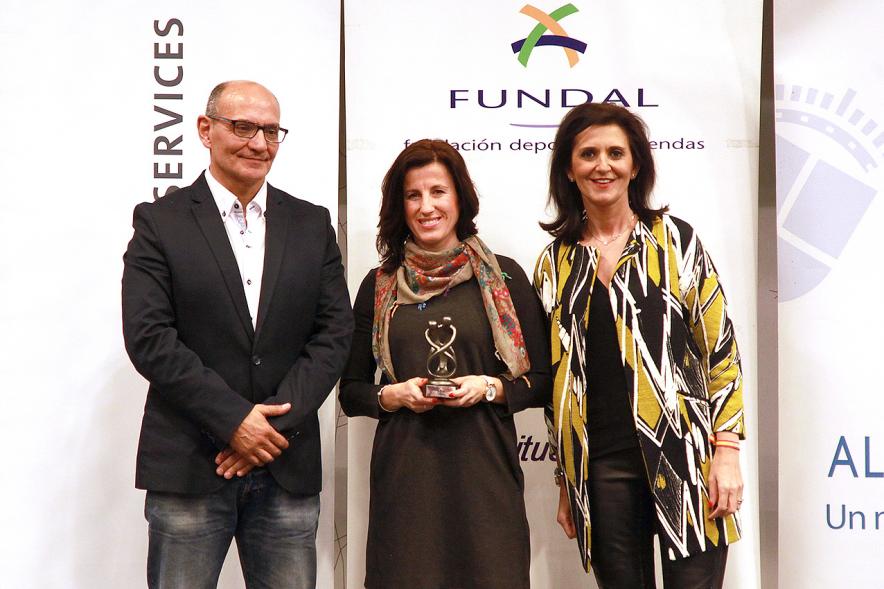 Exposocial FUNDAL 2016 - IImagen de una premiada posando delante del photocall de FUNDAL junto a otras personas.