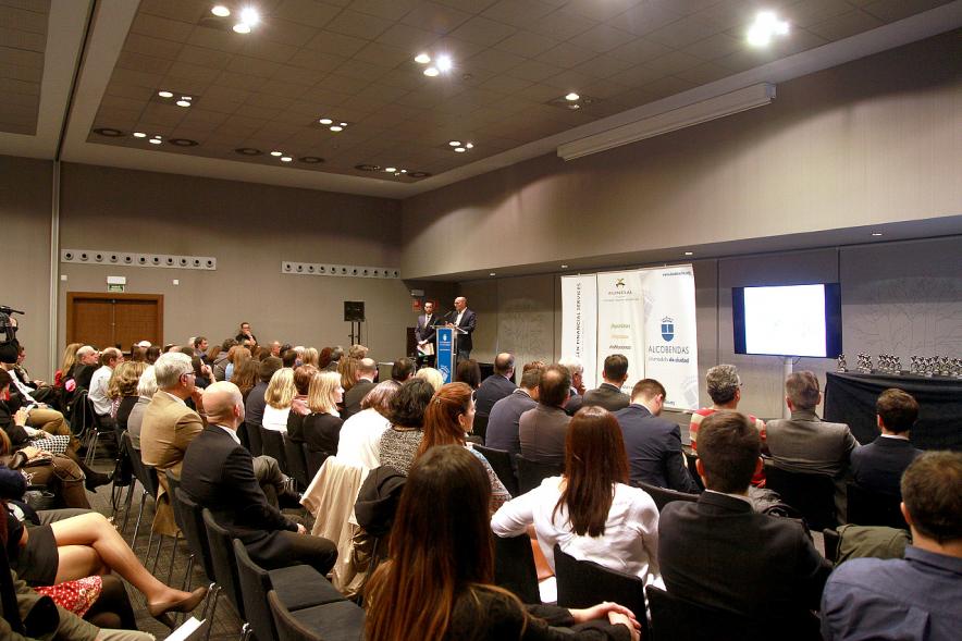 Exposocial FUNDAL 2016 - Imagen de personas escuchando a una de las personas que se está dirigiendo al público.
