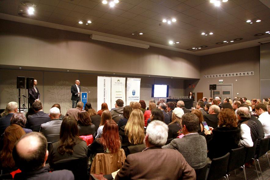 Exposocial FUNDAL 2016 - Imagen de personas escuchando a una de las personas que se está dirigiendo al público.