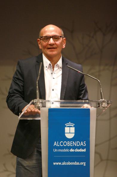 Exposocial FUNDAL 2016 - Imagen de un hombre dirigiéndose al público asistente.