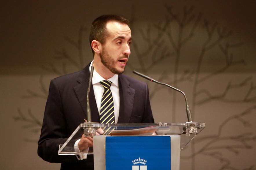 Exposocial FUNDAL 2016 - Imagen de un hombre dirigiéndose al público asistente.