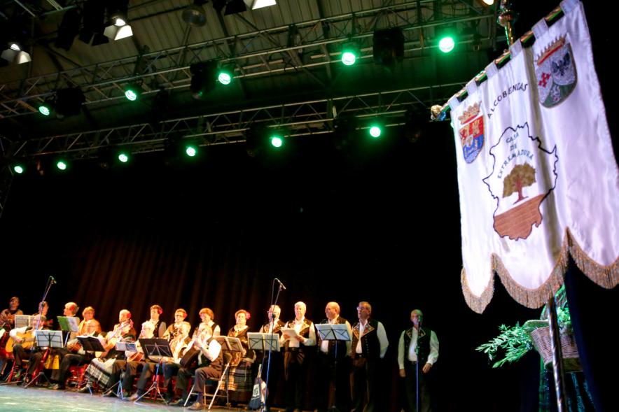Actuación baile día de Extremadura 2018 Detalle coro con banderín de Alcobendas