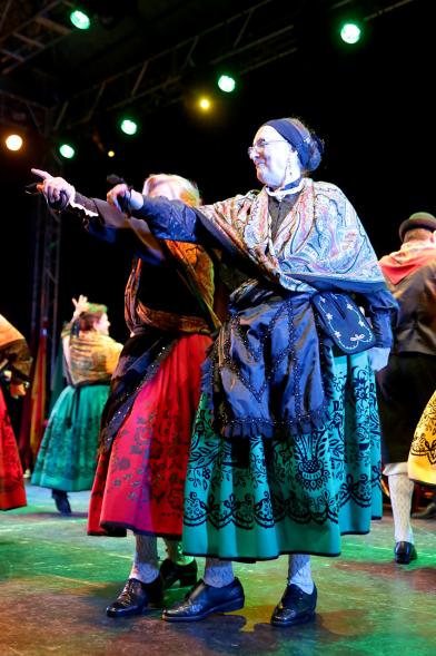 Actuación baile día de Extremadura 2018 detalle señoras bailando juntas