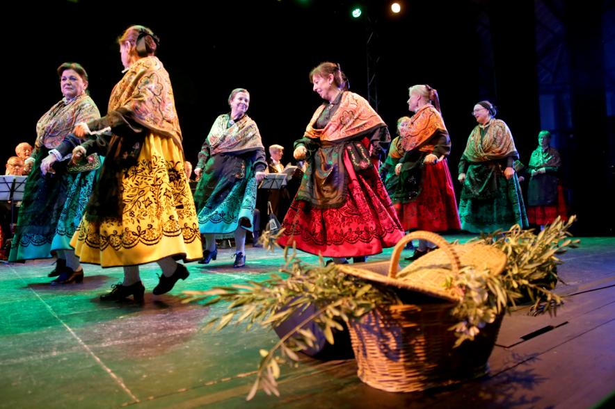 Actuación baile día de Extremadura 2018 detalle baile grupal con cesto en primer plano.