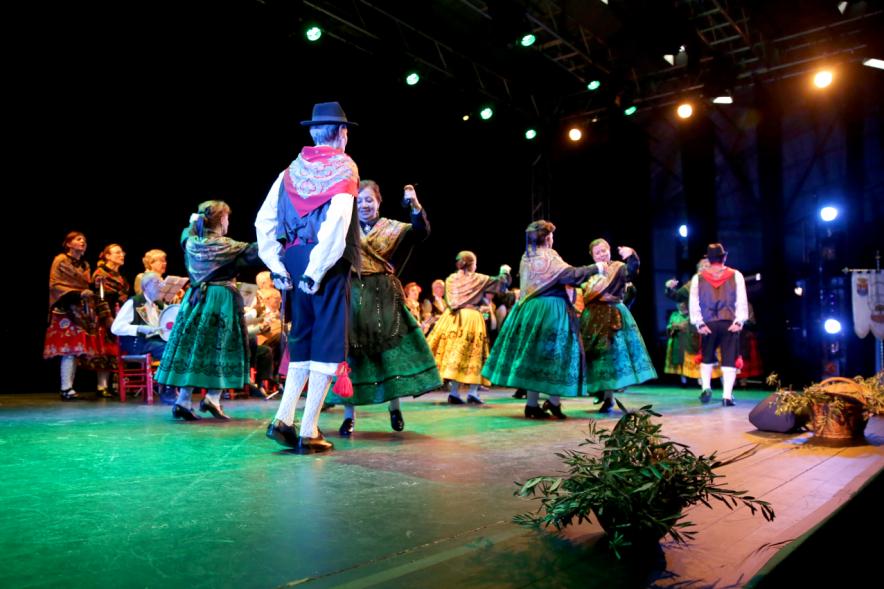 Actuación baile día de Extremadura 2018 detalle baile en parejas