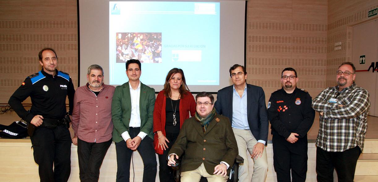 Entrega por parte de FAMMA del galardón Cabalgata Accesible -   Las autoridades y personal de la asociación.