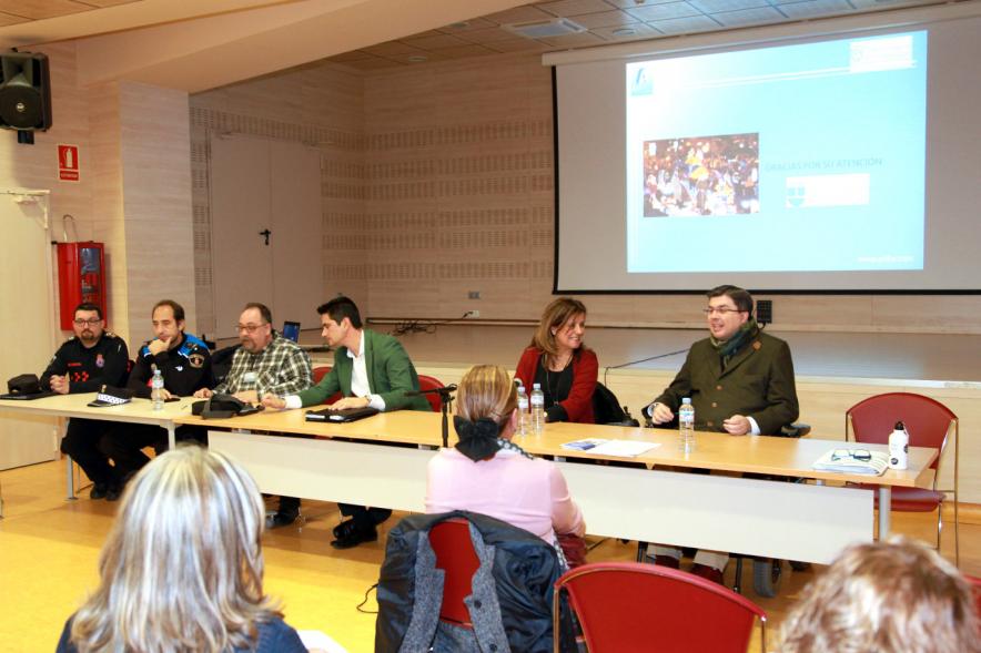 Entrega por parte de FAMMA del galardón Cabalgata Accesible -  Las autoridades y el  personal de la asociación.