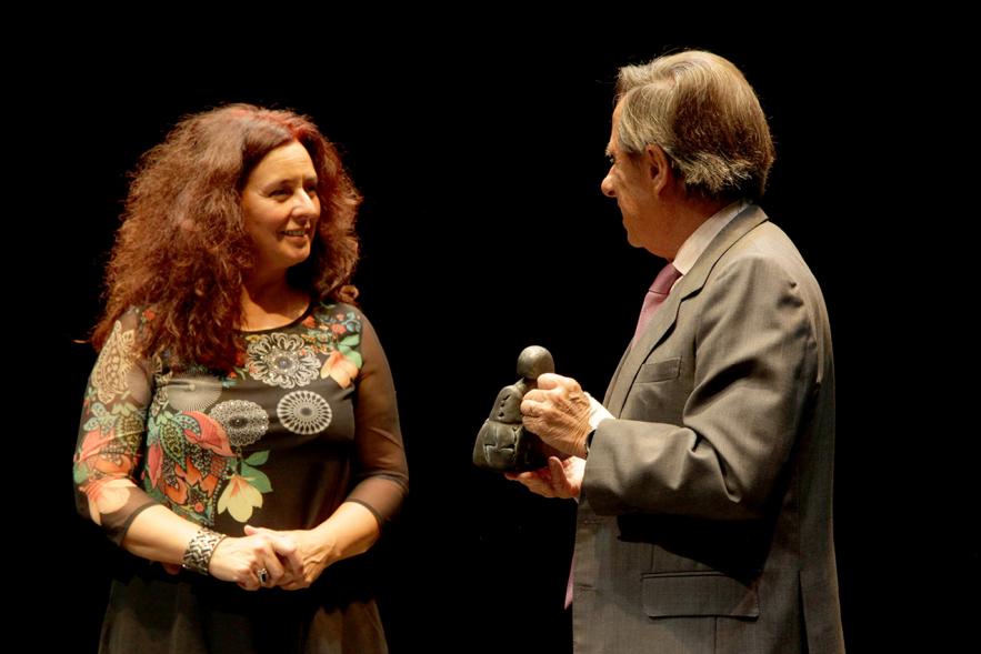 Alcalde García de Vinuesa haciendo entrega del premio a un integrante de la organizacion  Gala 30 Aniversario de la FAPA