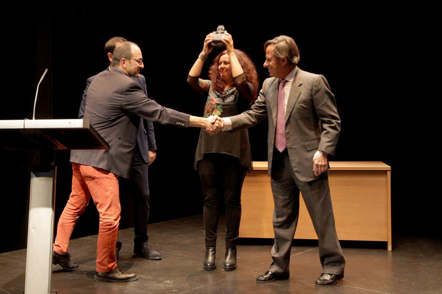 Alcalde García de Vinuesa felicitando a los miembros de la organización Gala 30 Aniversario de la FAPA