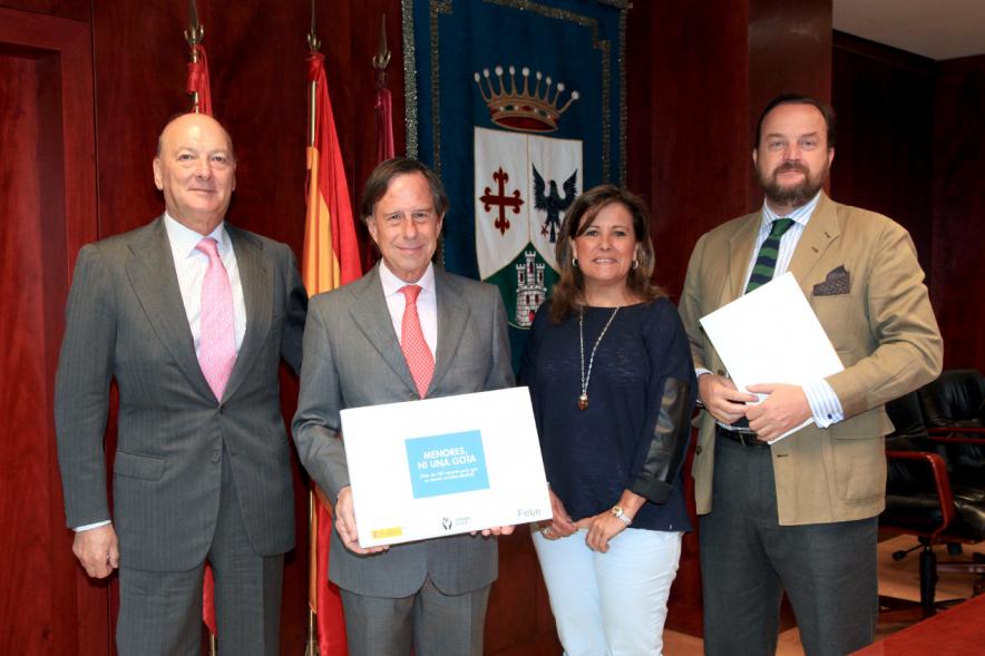 Firmantes posan tras la firma