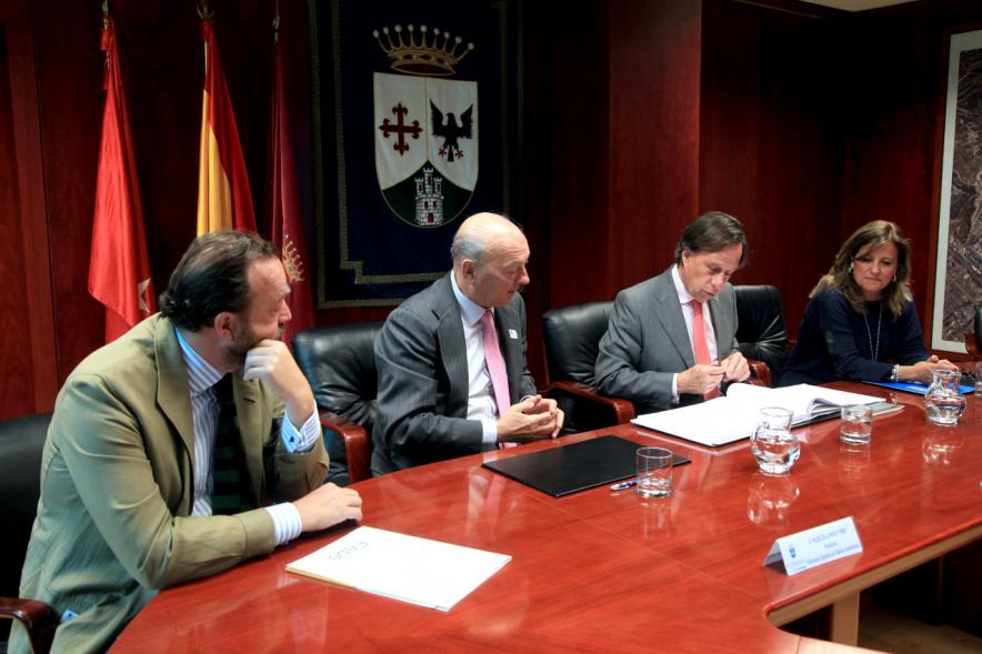 Representantes de cada una de las partes en la firma del acuerdo