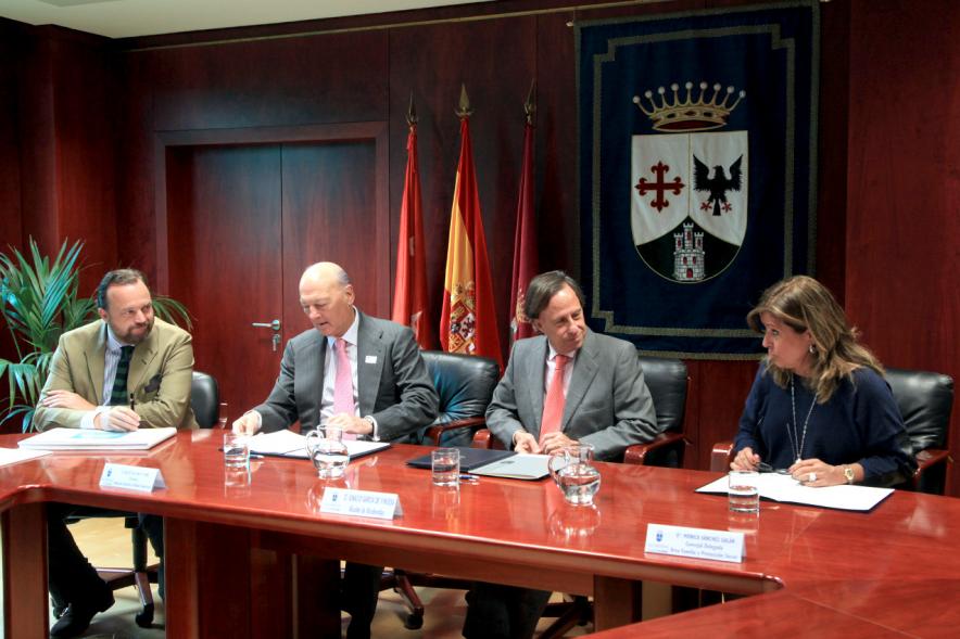 Representantes de cada una de las partes en la firma del acuerdo