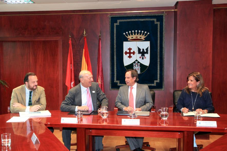 Representantes de cada una de las partes en la firma del acuerdo