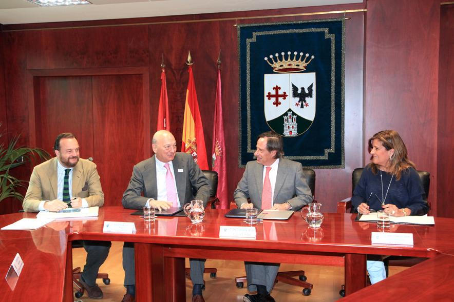 Representantes tras la firma