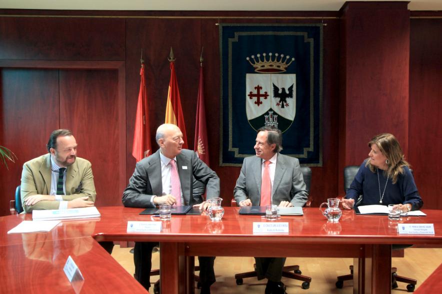 Representantes de cada una de las partes en la firma del acuerdo
