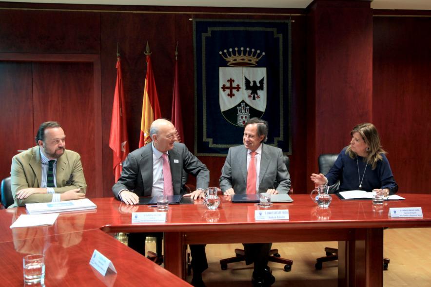 Representantes de cada una de las partes en la firma del acuerdo