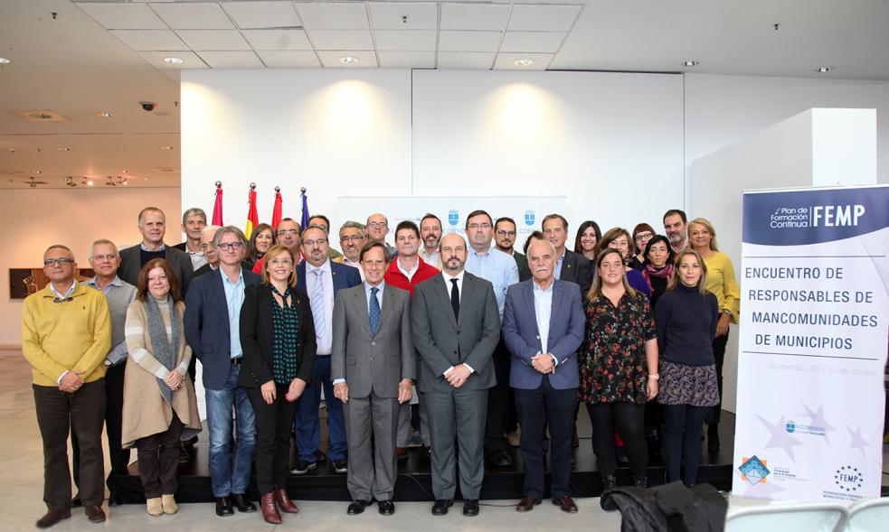Encuentro de Responsables de Mancomunidades de Municipios FEMP - Imagen de posado de todos los asistentes al acto.
