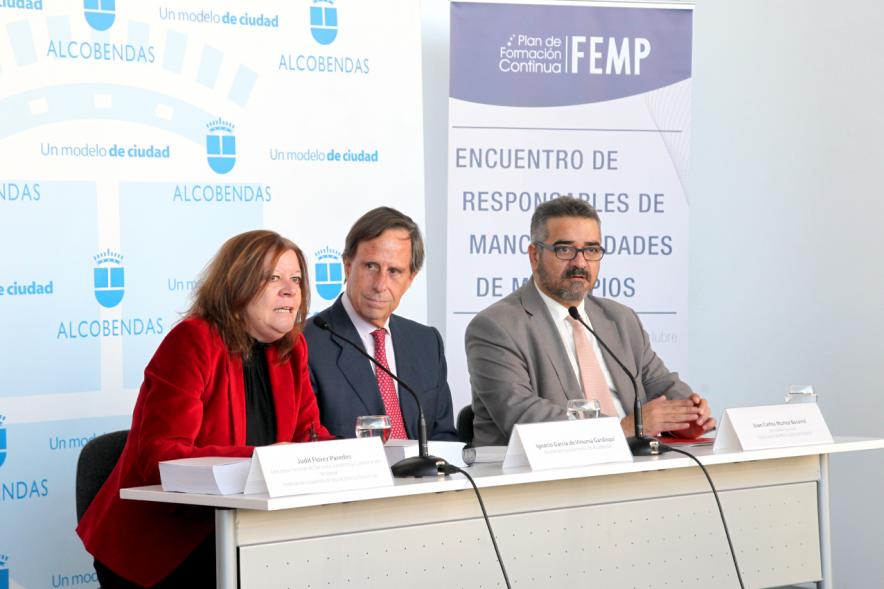 Encuentro de Responsables de Mancomunidades de Municipios FEMP - Imagen de la mesa presidencial, entre los que se encuentra el alcalde García de Vinuesa.