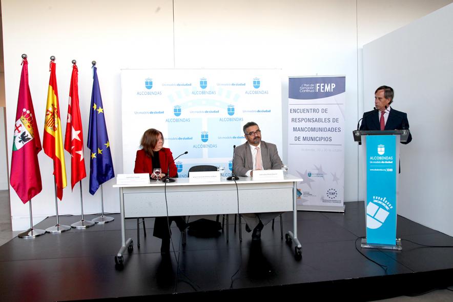 Encuentro de Responsables de Mancomunidades de Municipios FEMP - Imagen del alcalde García de Vinuesa dirigiéndose a los asistentes al acto y también podemos ver a los otros componentes de la mesa presidencial.  