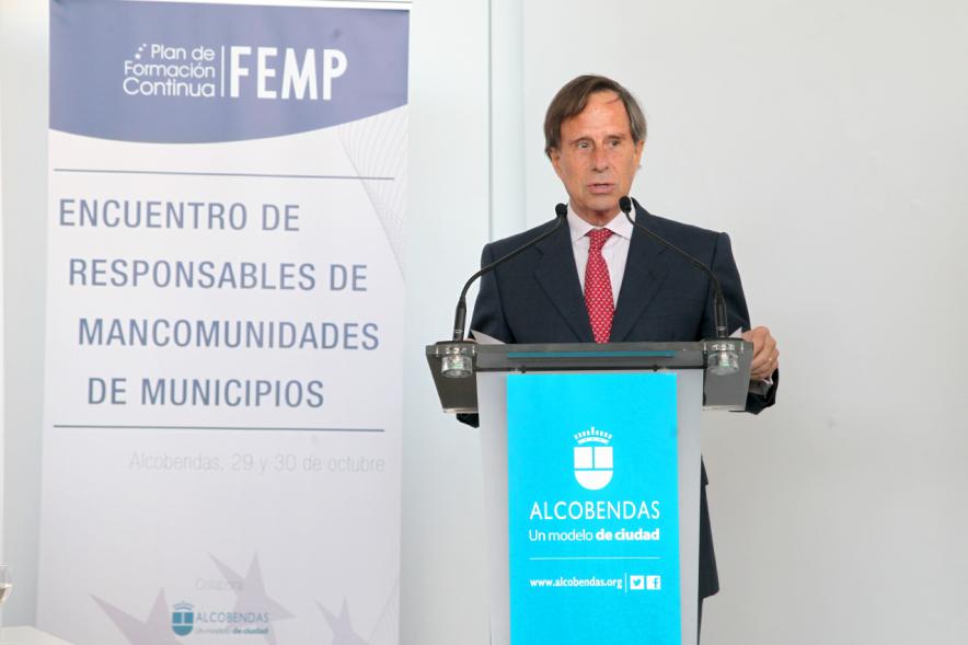 Encuentro de Responsables de Mancomunidades de Municipios FEMP - Imagen del alcalde García de Vinuesa dirigiéndose a los asistentes al acto.