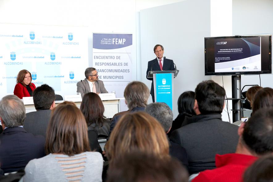 Encuentro de Responsables de Mancomunidades de Municipios FEMP - Imagen del alcalde García de Vinuesa dirigiéndose a los asistentes al acto y también podemos ver a los otros componentes de la mesa presidencial.  