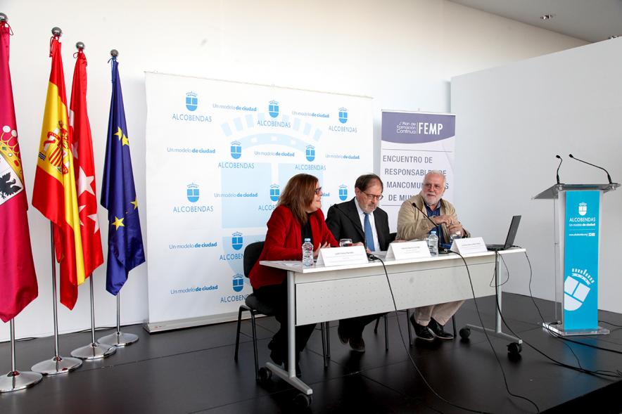 Encuentro de Responsables de Mancomunidades de Municipios FEMP - Imagen de la mesa presidencial y sus componentes.