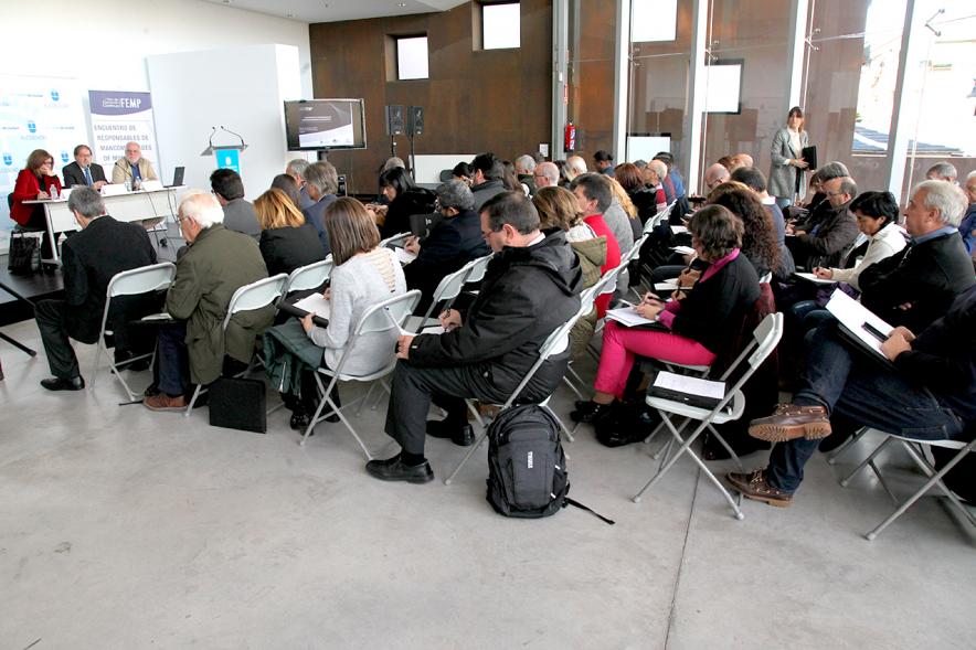 Encuentro de Responsables de Mancomunidades de Municipios FEMP - Imagen de las personas asistentes al acto tomando notas.
