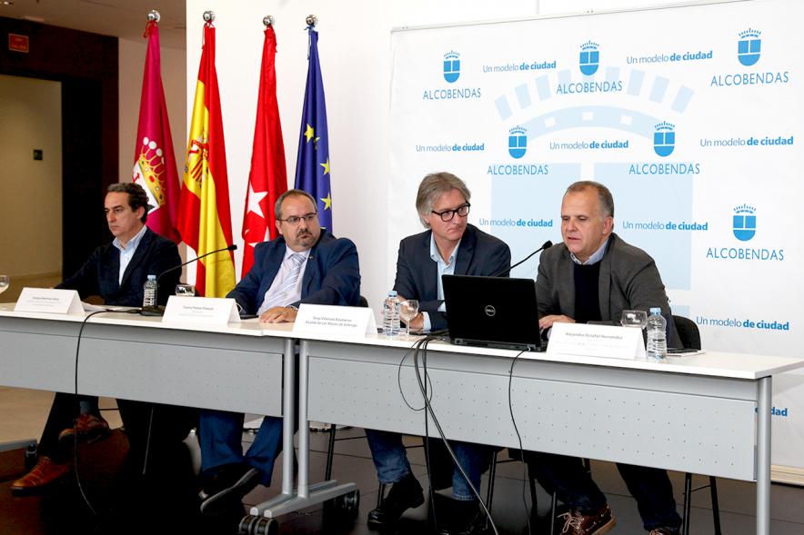 Encuentro de Responsables de Mancomunidades de Municipios FEMP - Imagen de la mesa presidencial y sus componentes.