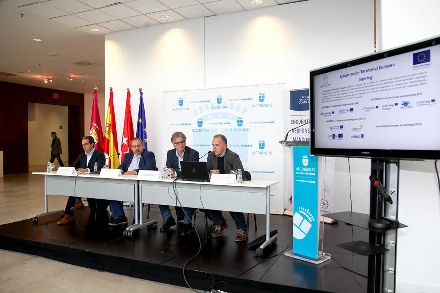 Encuentro de Responsables de Mancomunidades de Municipios FEMP - Imagen de la mesa presidencial y sus componentes.