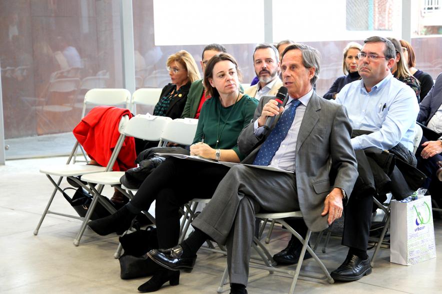 Encuentro de Responsables de Mancomunidades de Municipios FEMP - Imagen del alcalde García de Vinuesa lanzando una pregunta a los componentes de la mesa presidencial.  