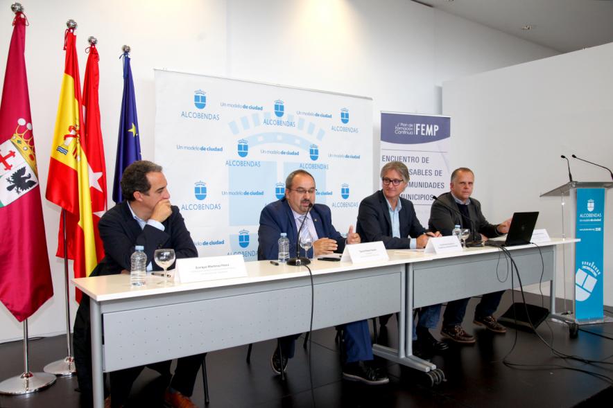 Encuentro de Responsables de Mancomunidades de Municipios FEMP - Imagen de la mesa presidencial y sus componentes.