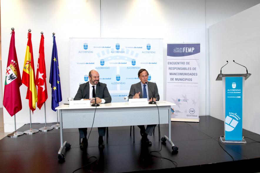 Encuentro de Responsables de Mancomunidades de Municipios FEMP - Imagen de la mesa presidencial, entre los que se encuentra el alcalde García de Vinuesa.