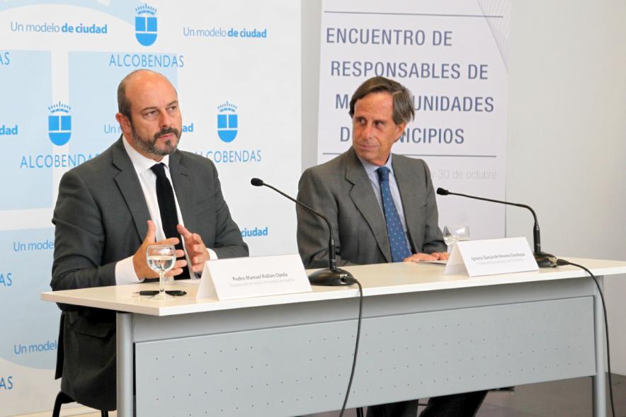 Encuentro de Responsables de Mancomunidades de Municipios FEMP - Imagen de la mesa presidencial, entre los que se encuentra el alcalde García de Vinuesa.